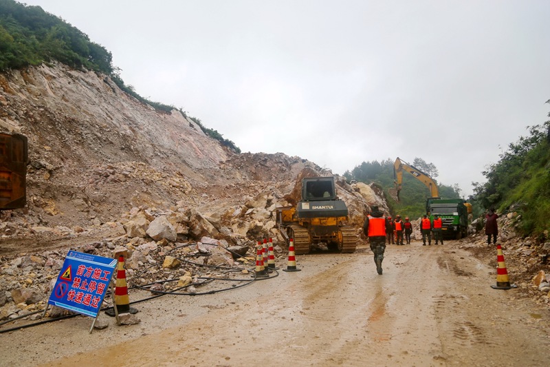 強降雨導致山體發生塌方，道路受阻。
