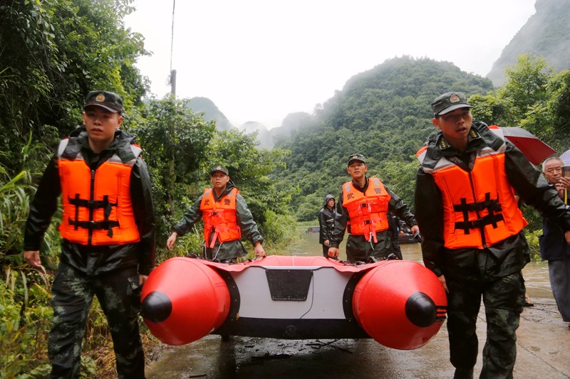 武警官兵搬運橡皮艇到受災現場。