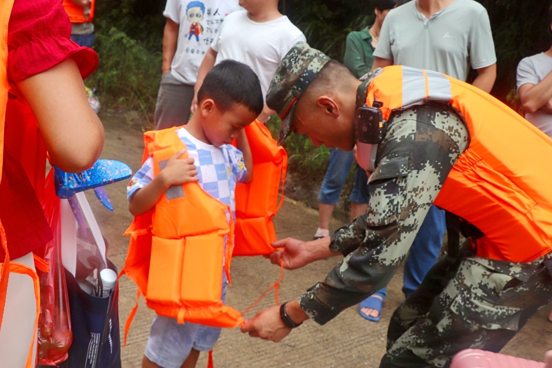 武警官兵幫受困小孩穿上救生衣。