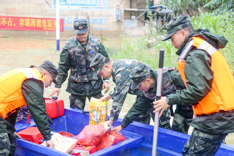武警官兵給受困群眾送去生活物資。