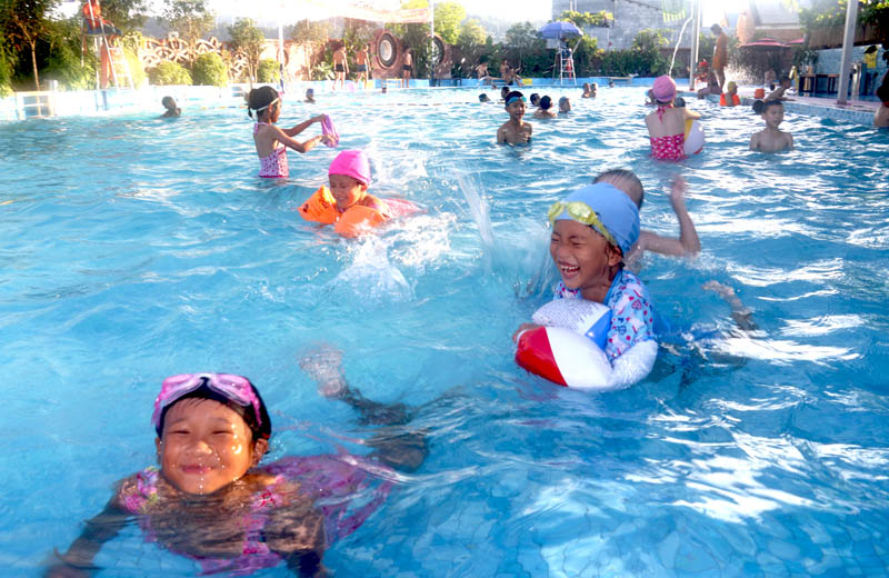 兩安瑤族鄉三聯村委赤嶺村的孩子們在村裡的游泳池快樂游泳。廖超文攝