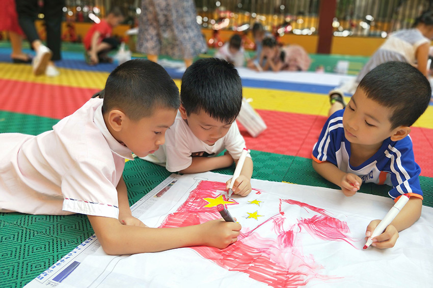 广西上思：童心绘出爱国情  近日，广西上思县第二幼儿园组织小朋友们在百米画卷上绘画。孩子们尽情发挥想象、自由创作，以童心的视角表达对祖国的热爱之情……[详细]