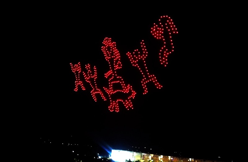 7月15日夜晚，寧明花山文化廣場上空500台無人機慶祝花山岩畫申報世界文化遺產成功五周年。周貽剛攝