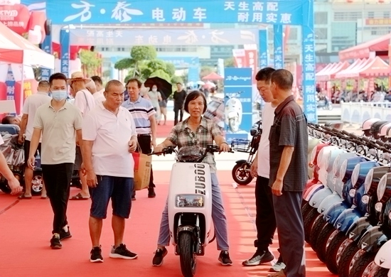 市民在選購電動自行車。張慶杰攝