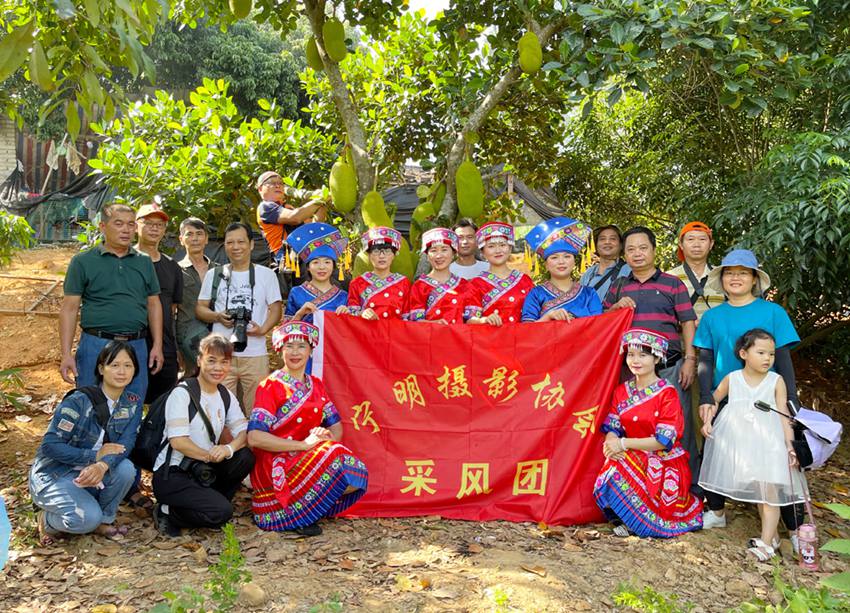 7月17日,摄影师与模特合影。周贻刚摄