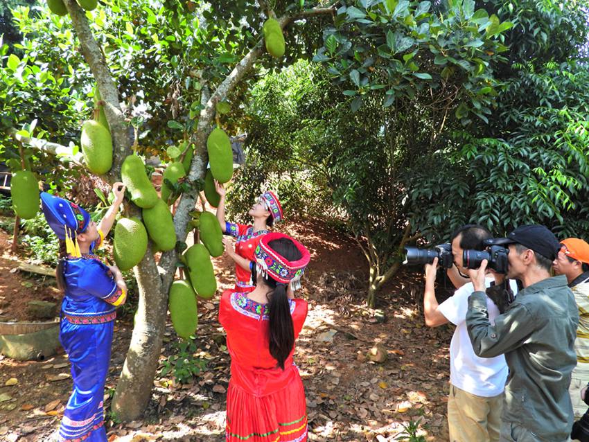 7��17�գ�������һȺ��Ӱʦ�ڶ����綫������ľ�������¶����������װ��ģ�ؽ�����Ӱ�ɷ紴�������ݸ���