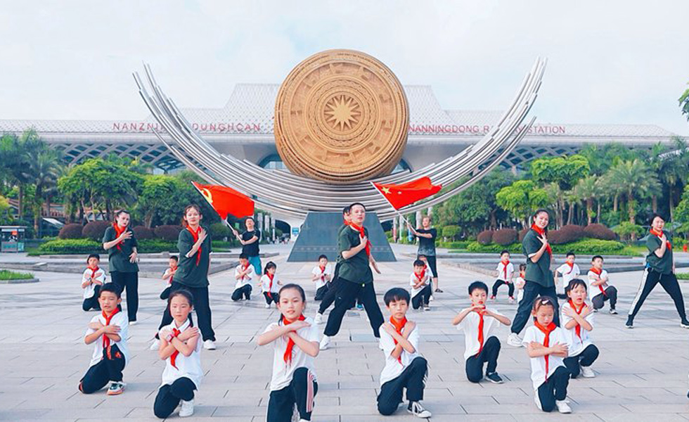 广西新阶层街舞青年千人庆祝建党100周年