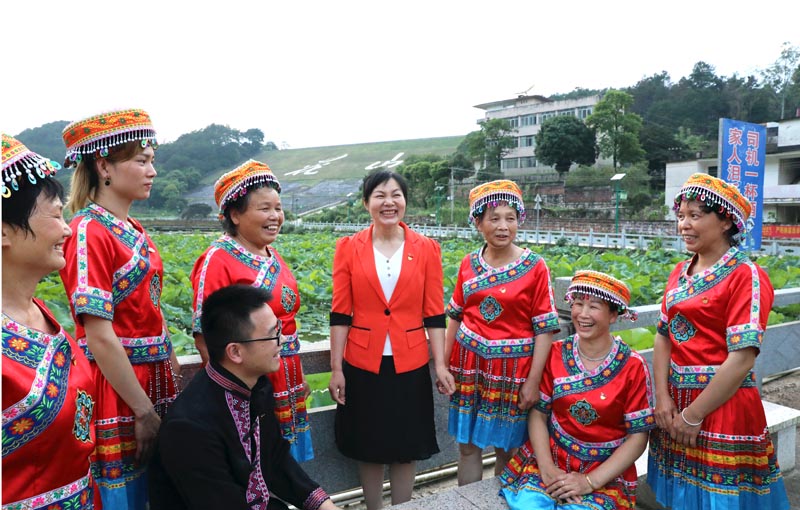 花山瑤族鄉黨委主要領導在板冠村與當地群眾共商農旅產業發展大計。陳曉杰攝