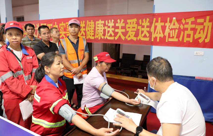 在廣西三江侗族自治縣總工會，職工們正在排隊體檢。龔普康攝