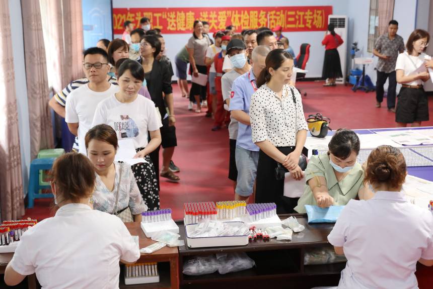 在廣西三江侗族自治縣總工會，職工們正在排隊體檢。龔普康攝