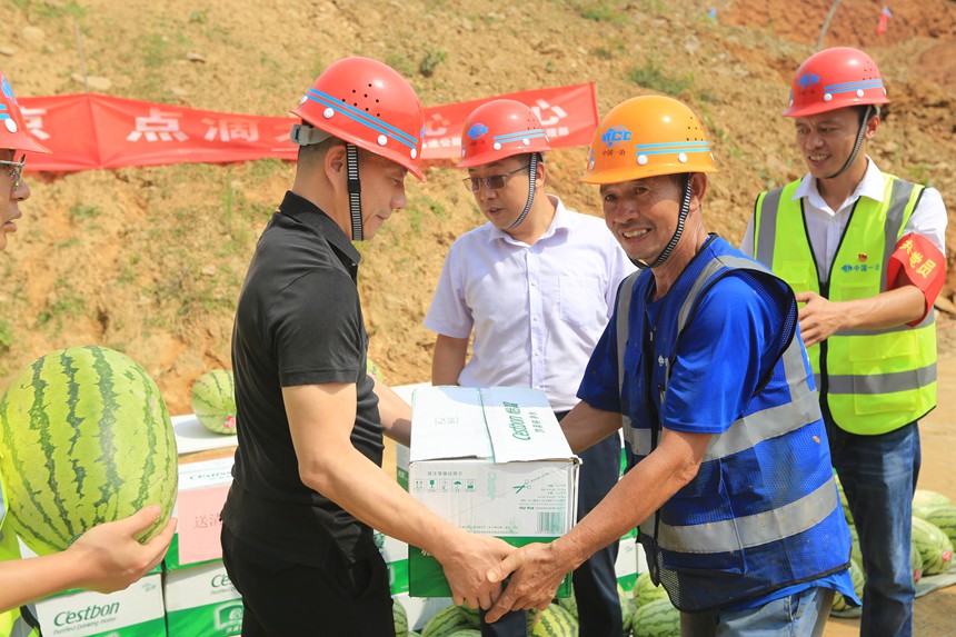 公司領導為一線建設者送上防暑降溫物資。中國一冶供圖