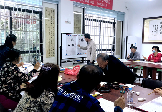 老干部在社區書畫室參加書法培訓學習。北部灣社區供圖