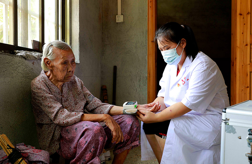 杨小燕给村民做体检。
