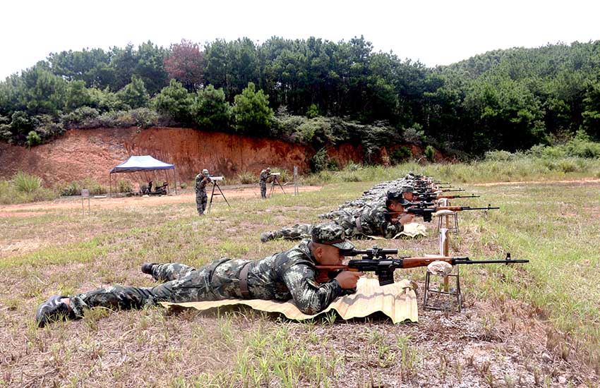 民兵骨干在進行狙擊步槍實彈射擊訓練。廖超文攝