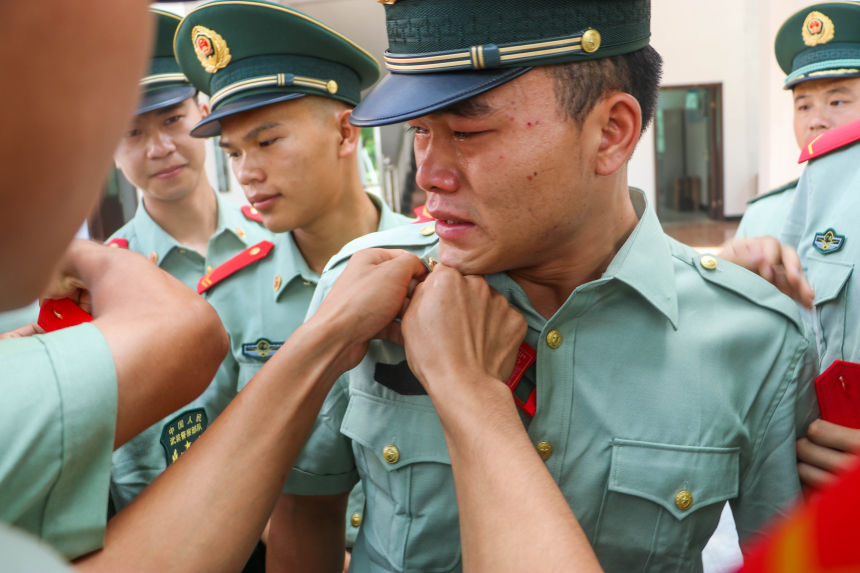 一名武警退伍老兵含泪卸下警衔。武警广西总队供图