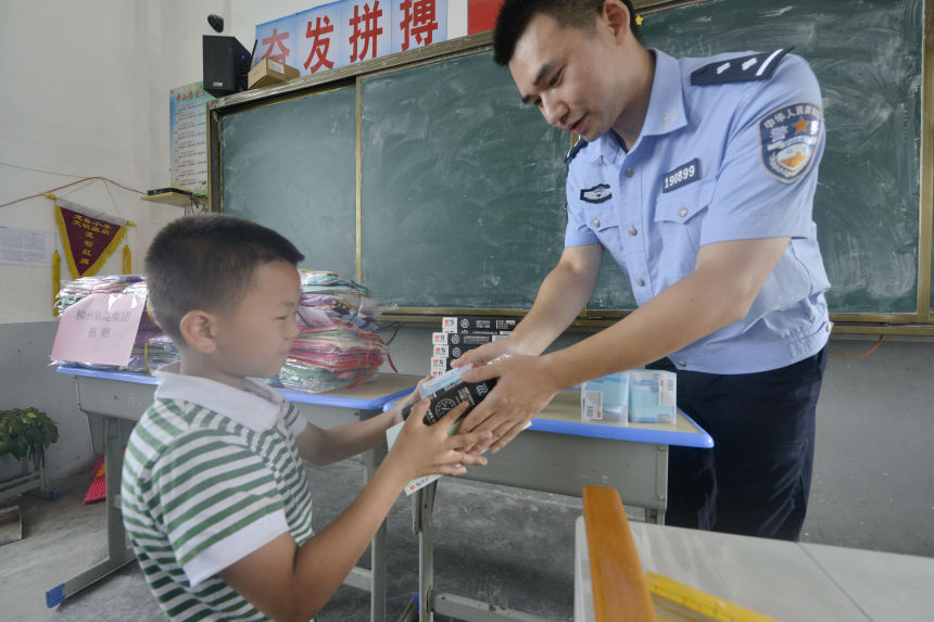 圖為邊檢站老師正在為學生頒發獎品。滾億忠攝