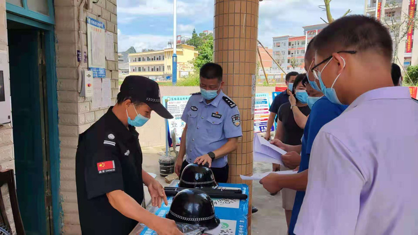 梧州市公安局民警到各校园检查指导安保工作。江俊慧摄