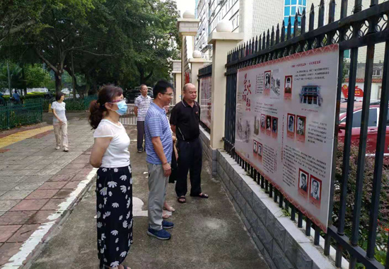组织观看《红色传奇》文化长廊。港南区财政局供图