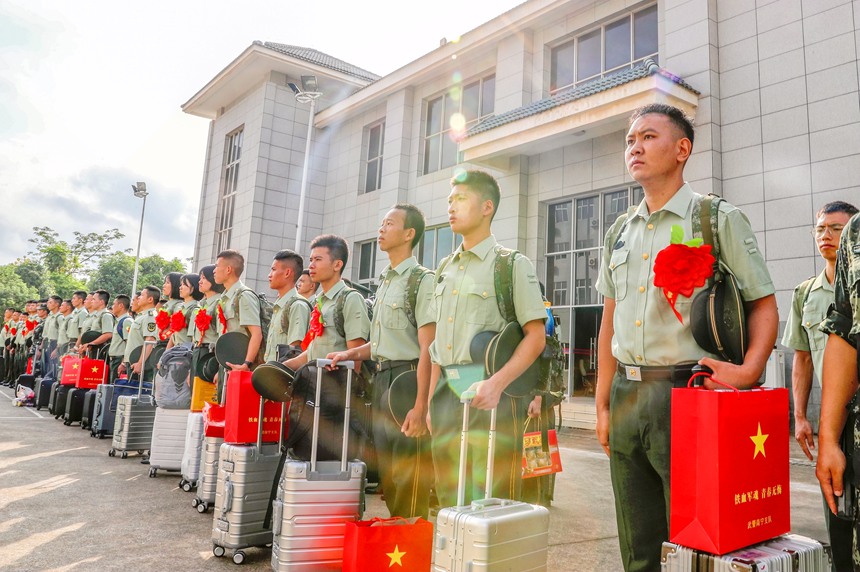 广西南宁退伍老兵光荣返乡