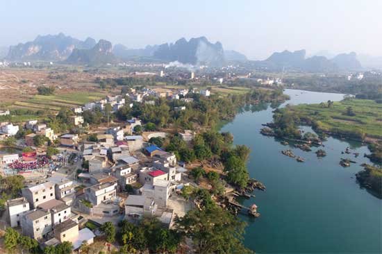 走进位于黑水河畔的大新县雷平镇左安村科渡屯,一幅幅弘扬本土民风