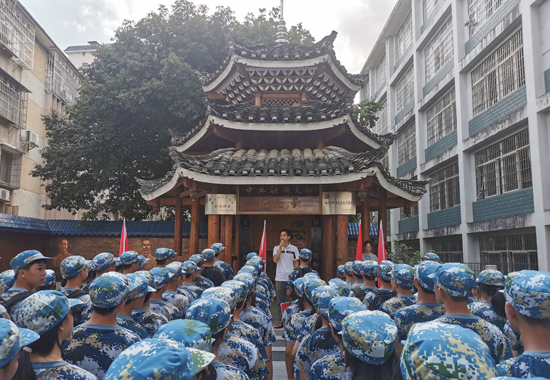 向高一新生宣讲党史。融水中学供图