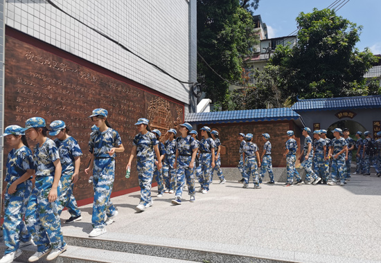 参观党史文化长廊。融水中学供图