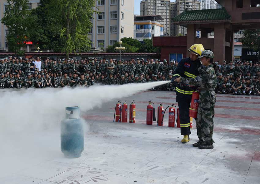 學生體驗使用滅火器滅火。