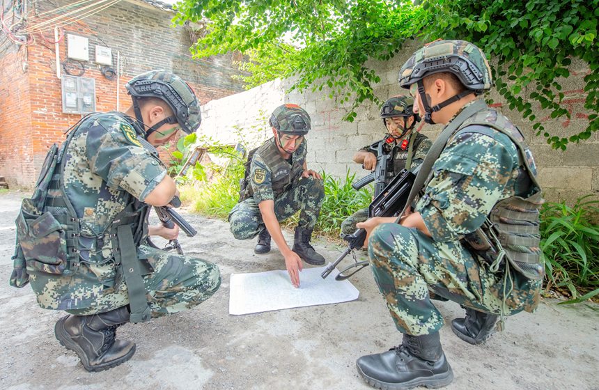 武警官兵制定作戰方案。