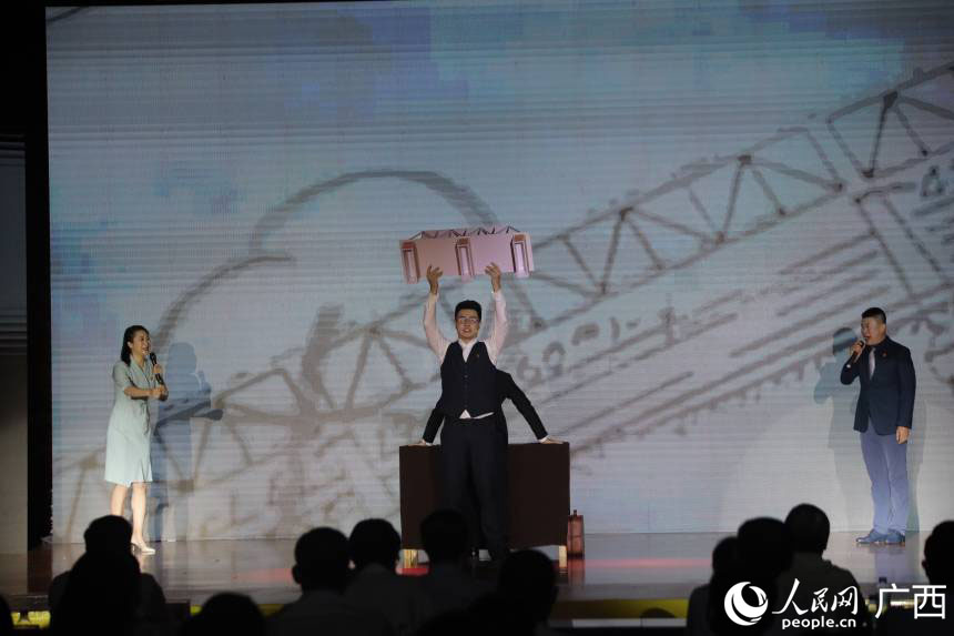 广西北部湾投资集团有限公司带来的作品《桥何名欤》。人民网 吴明江摄
