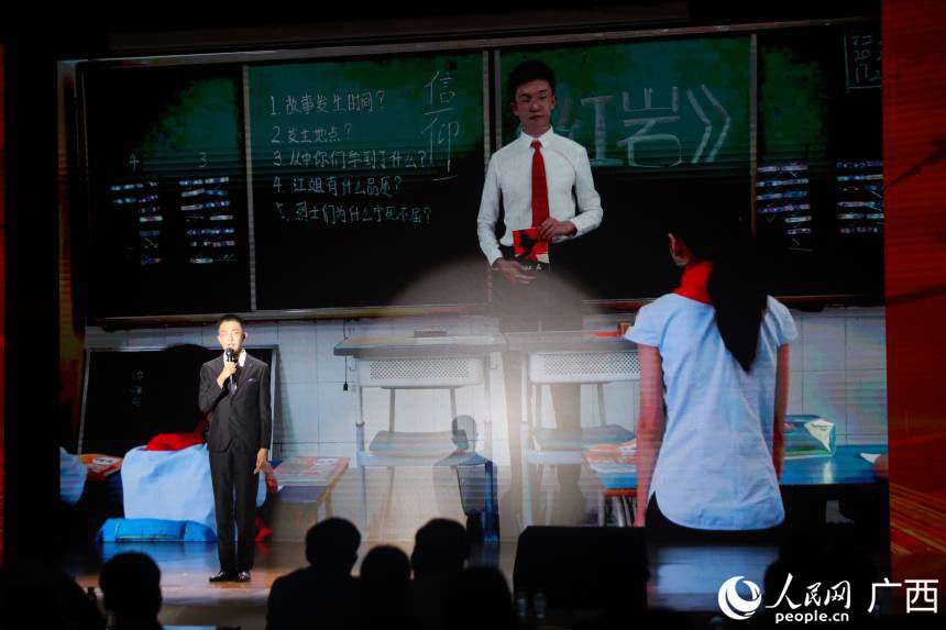 桂林理工大学带来的节目《红岩――狱中的五星红旗》。人民网 吴明江摄