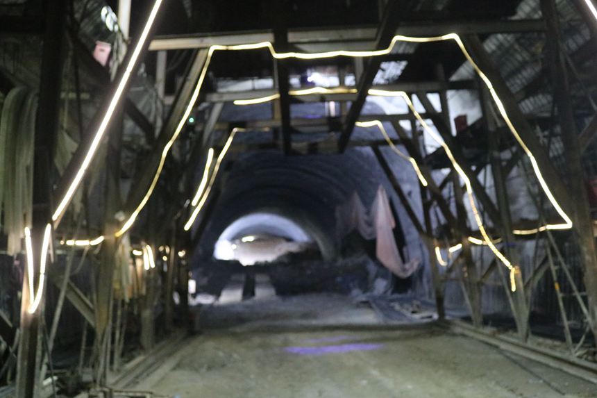 圖為田西高速“新寨隧道”實現全幅貫通現場。蔡傳海攝