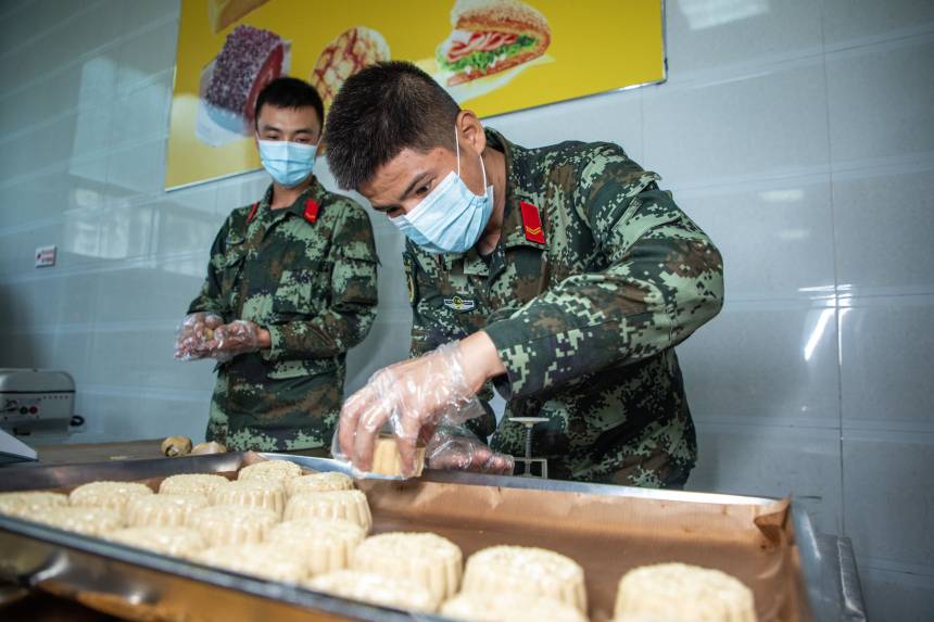 武警官兵正在手工制作月餅。武警廣西總隊供圖