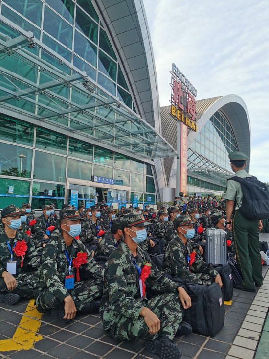 新兵身著戎裝，在北海福成機場等待登機。海城區征兵辦供圖
