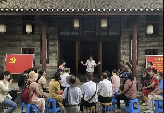 青秀区枫林社区党员聆听党课。南宁市党员教育中心供图