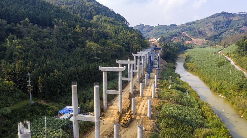 灵岐河畔在建设中的高架桥。