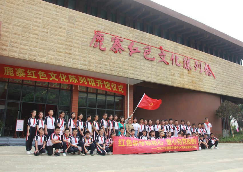 同学们参观红色文化陈列馆。甘家润摄