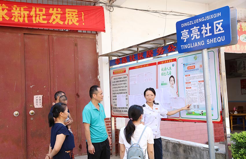 稅務人員介紹宣傳畫報。上林縣稅務局供圖