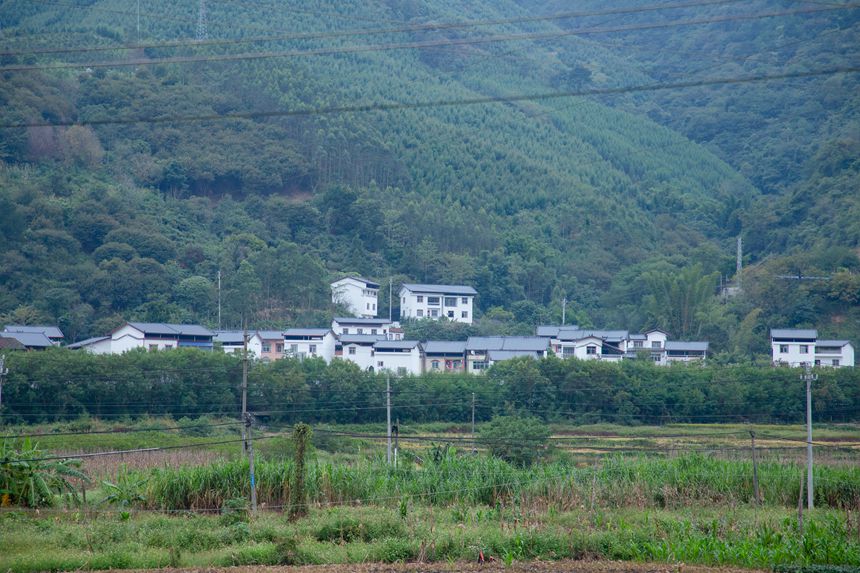 圖為田林縣潞城瑤族鄉營盤村平吉屯風貌改造后全貌