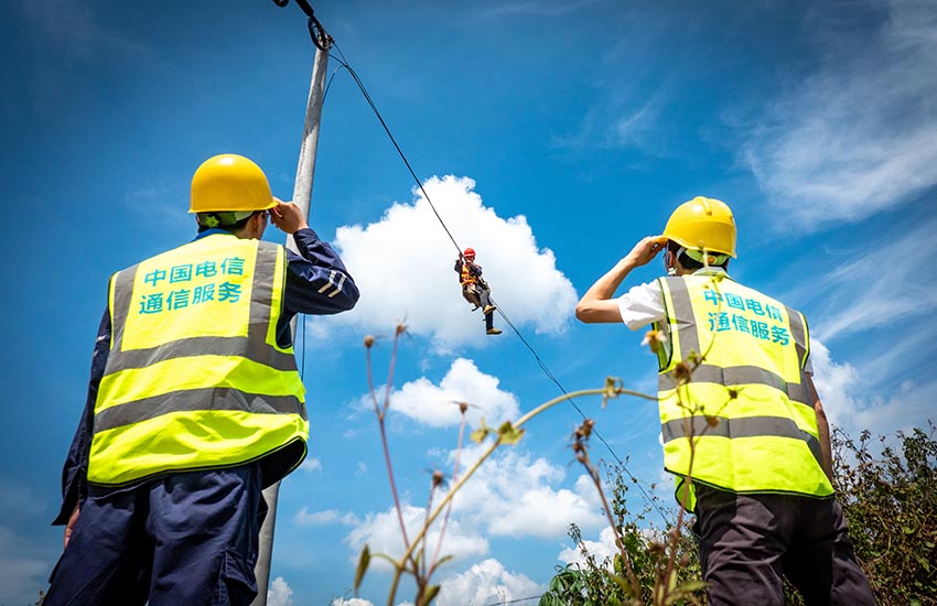 電信工作人員在博白縣太陽村白山嶺建設連接5G基站的光纖線路。蘇麗莉攝