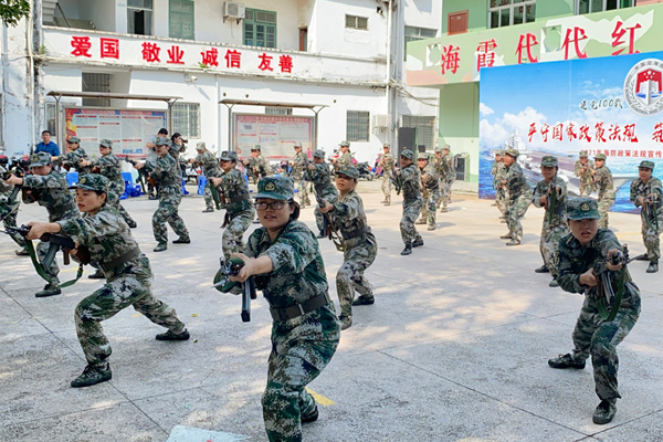 女民兵连进行训练。黄小蝶摄