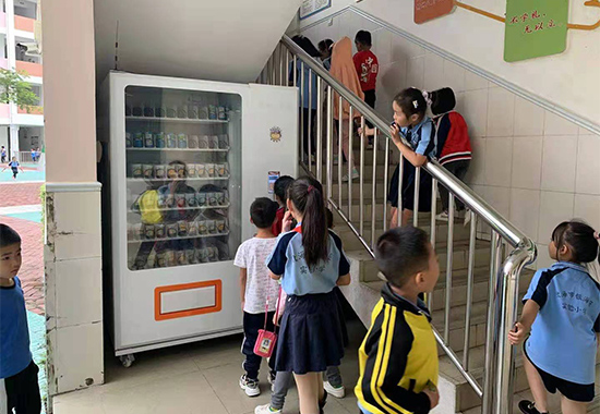 学生排队自助取奶。陈明沅摄