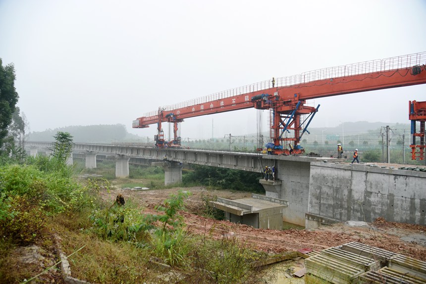 凤岭特大桥最后一片T梁架设现场。