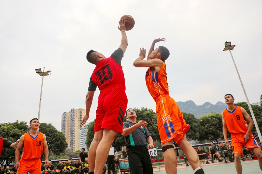 篮球场上，两方球员正在进行精彩对决。