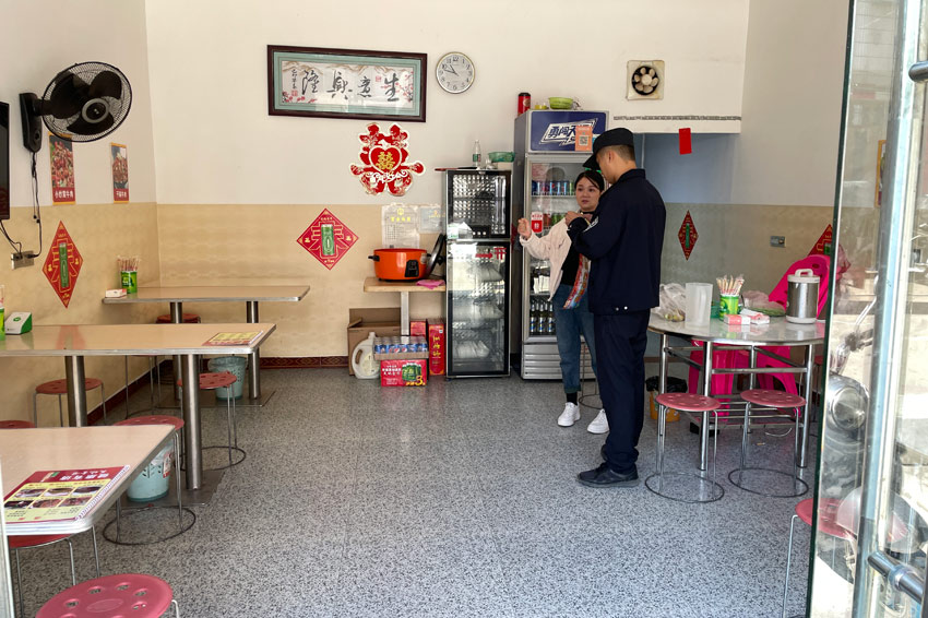 餐館張貼以及宣傳禁毒知識。肖元攝
