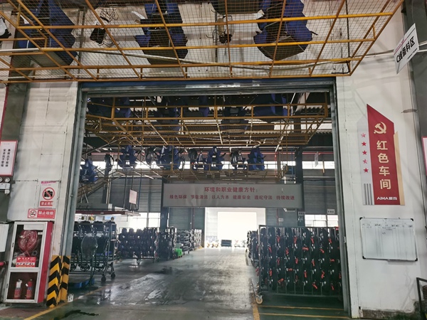 港北區一家電動車生產企業的“紅色車間”一角。陸宏夏攝