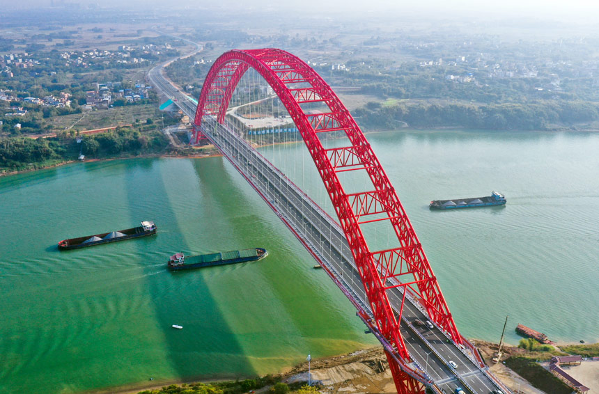 广西国资国企承建的“世界第一拱”平南三桥。自治区国资委供图