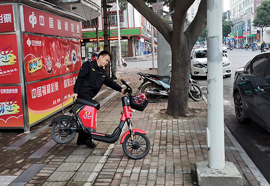 上林县城管局执法人员整理乱停乱放车辆。唐小兰摄