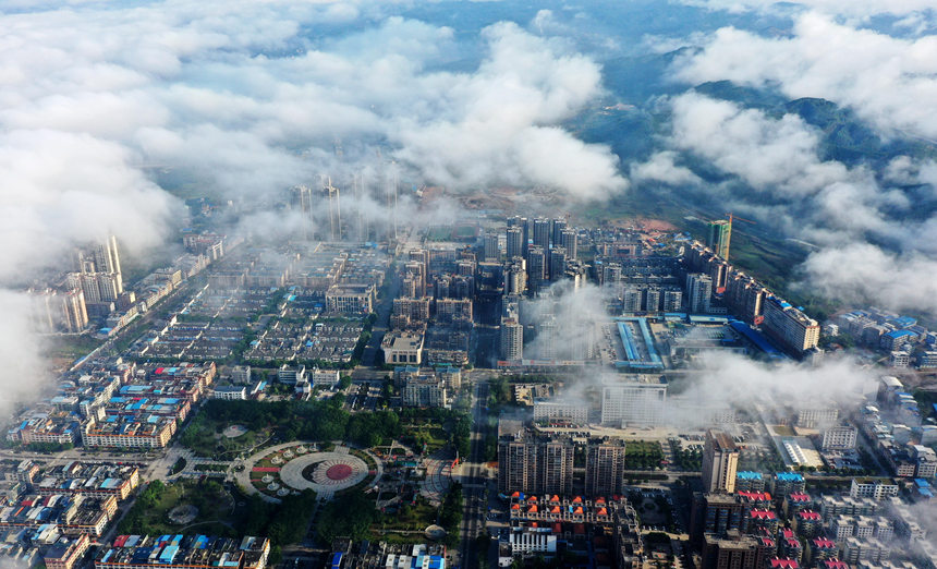 廣西柳州市融安縣拍攝晨霧中的縣城美景。