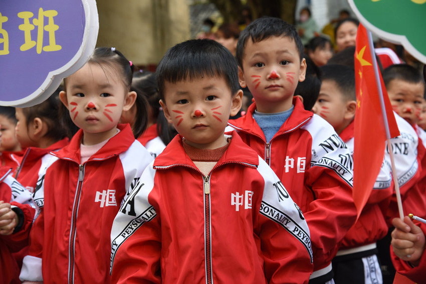 小朋友聚精会神地等待比赛开始