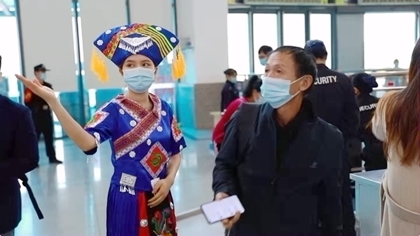 “劉三姐 石榴籽”班組職工向旅客介紹乘車信息。李伊攝